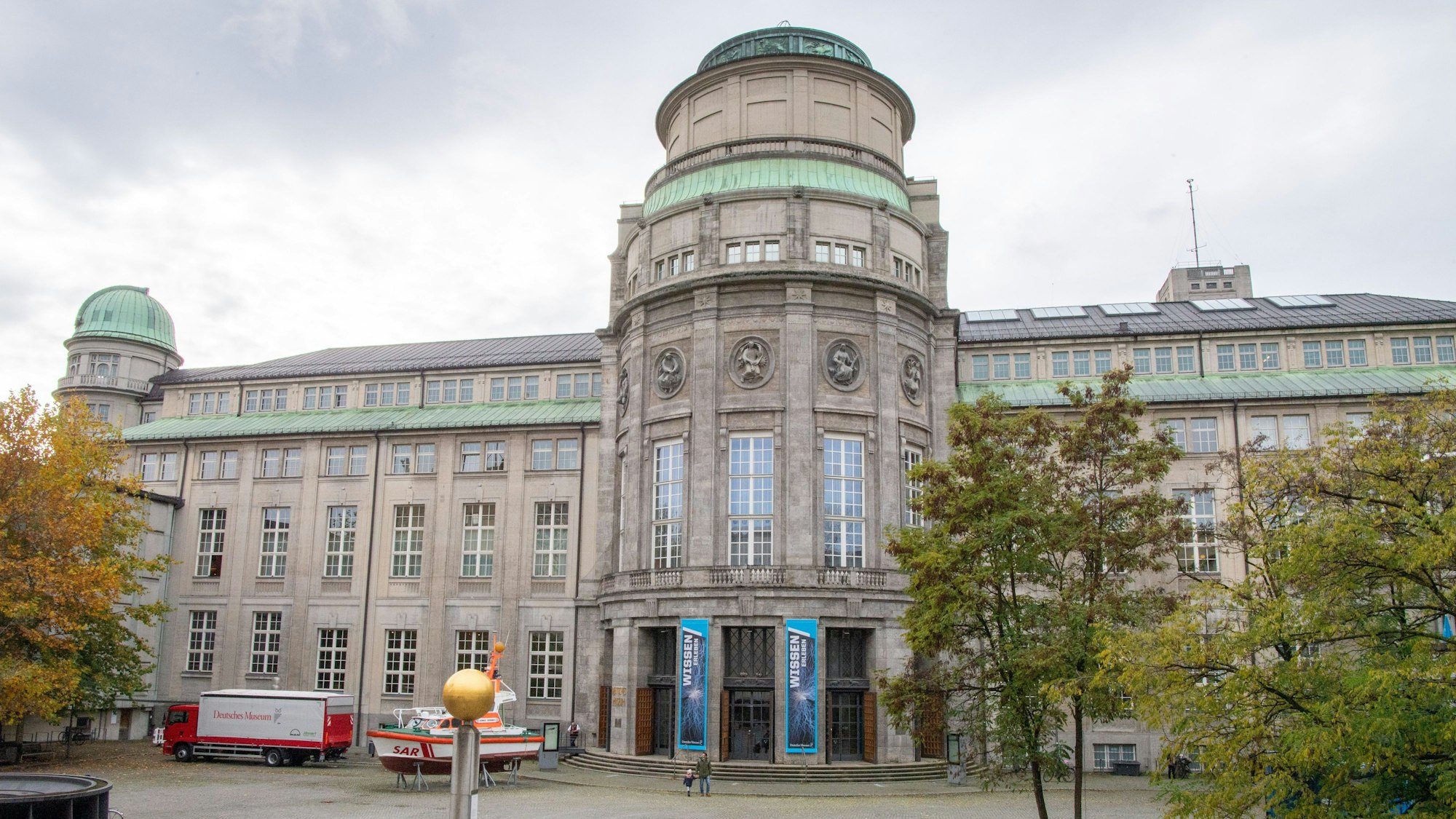 ARCHIV - 30.10.2020, Bayern, München: Die Fassade des Deutschen Museum. (zu dpa: «Vermutlich ältestes Foto Deutschlands in München entdeckt») Foto: Peter Kneffel/dpa +++ dpa-Bildfunk +++