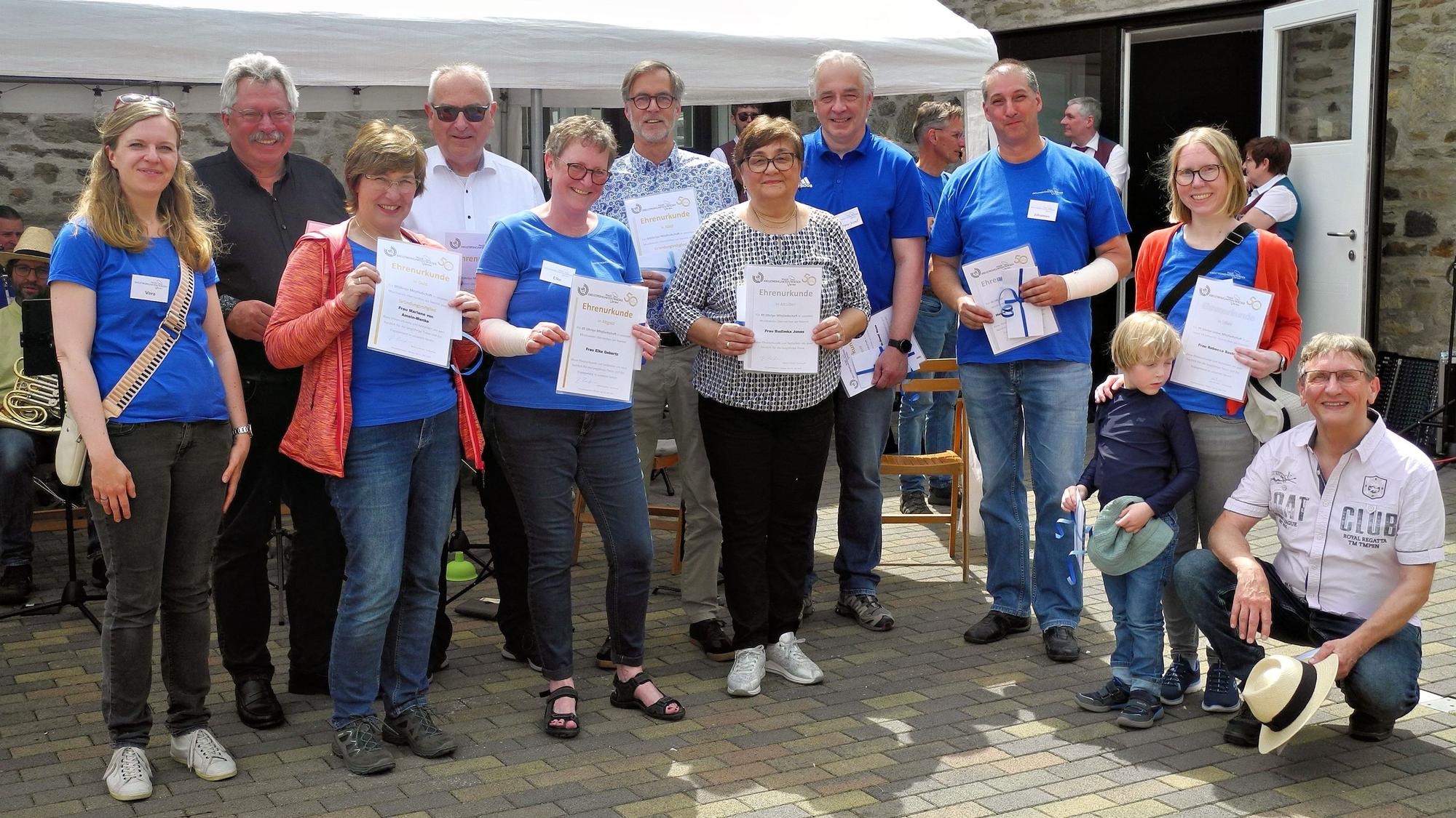 Die Geehrten haben sich zu einem Gruppenfoto aufgestellt.