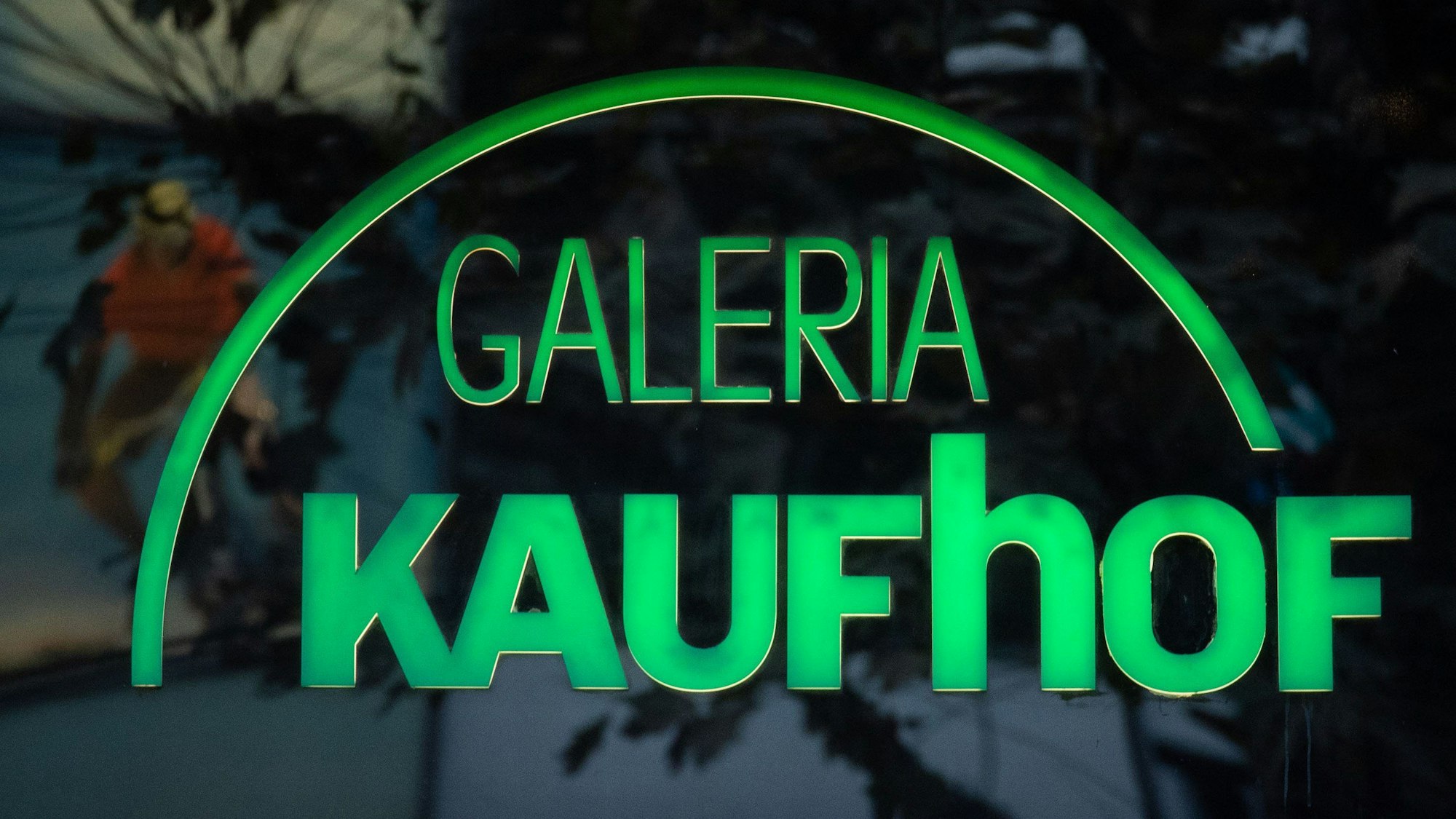 Das Logo der Warenhauskette Galeria Kaufhof ist an einer Filiale zu sehen.