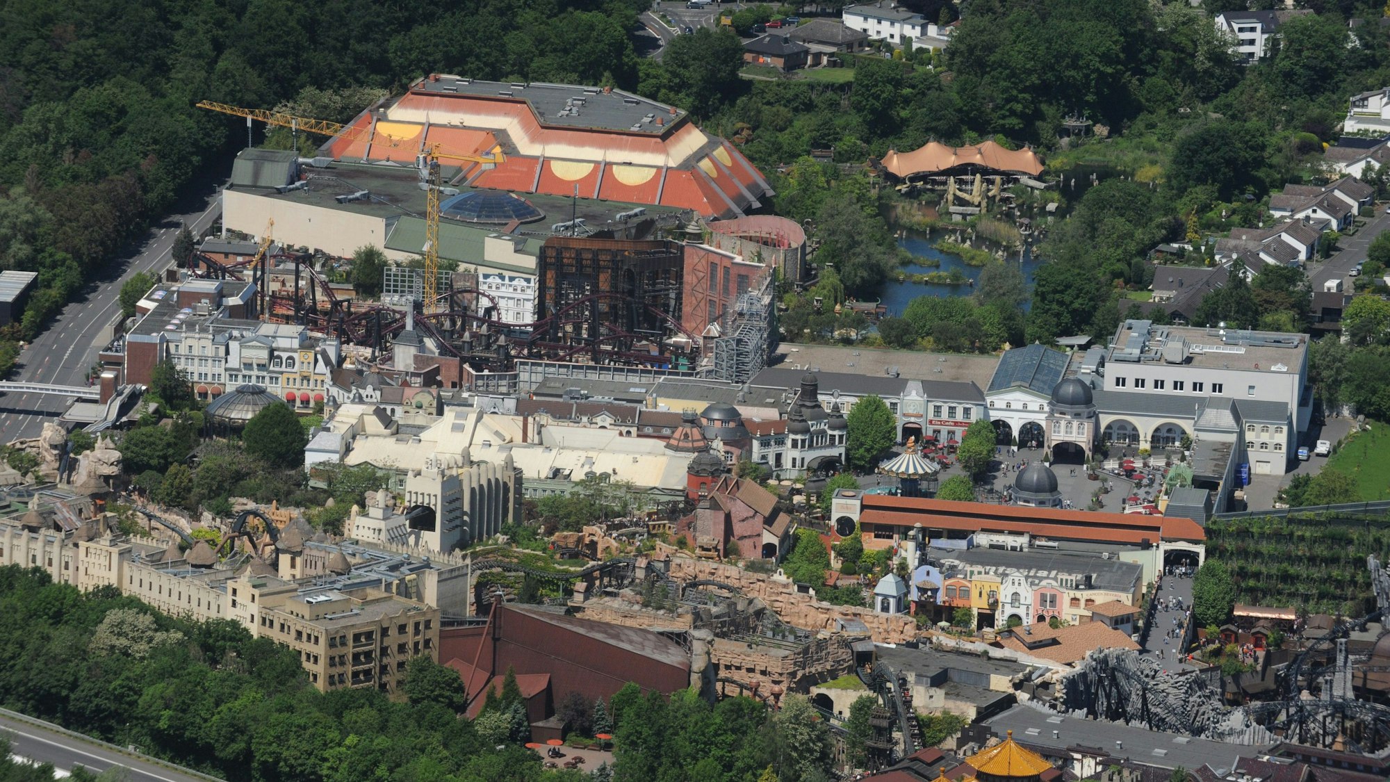 Brühl, Luftfoto, Luftbild,Brühl-Badorf, Badorf, Phantasialand mit Ausbauflächen