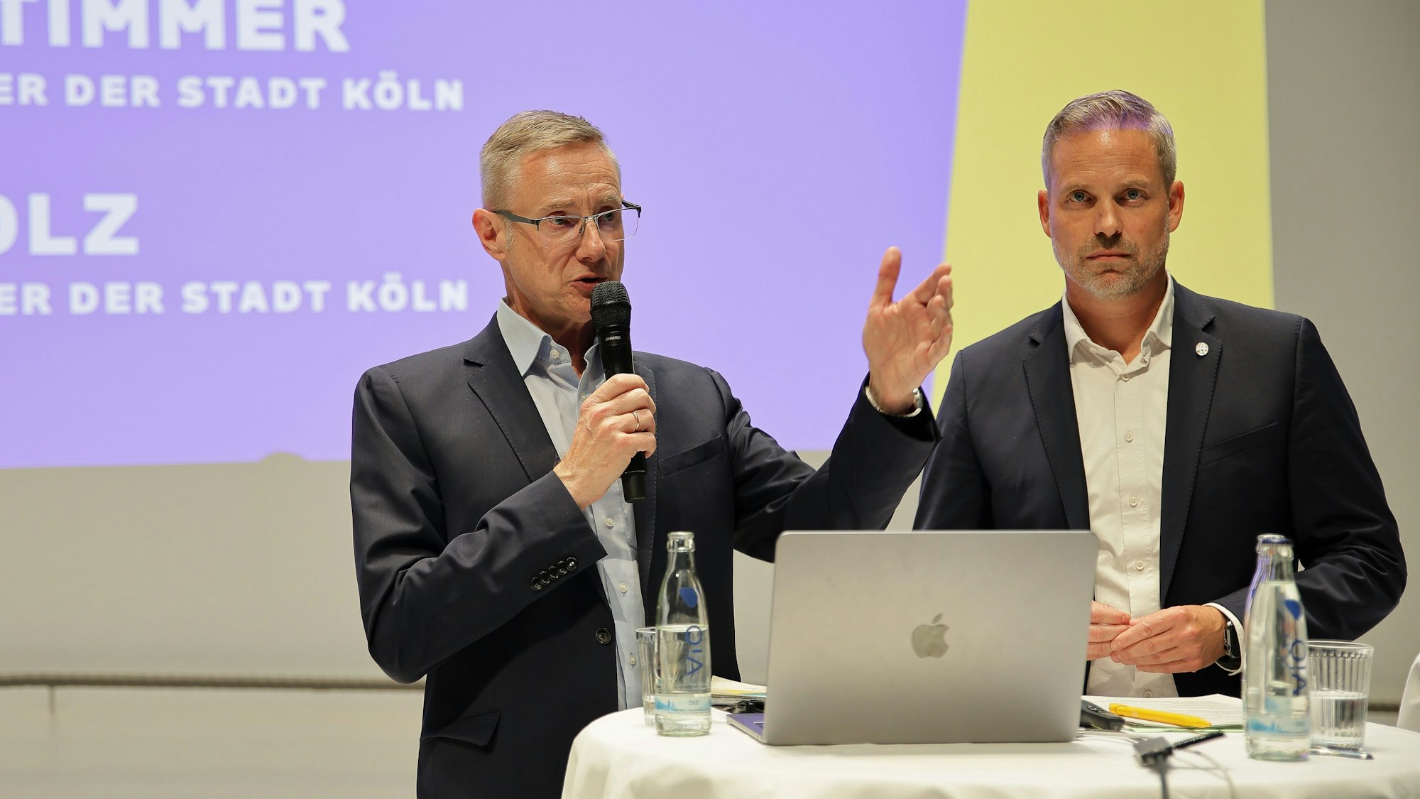 Zu sehen sind Gregor Timmer und Sven Stolz. Sie sind die EM-Beauftragten der Stadt Köln.
