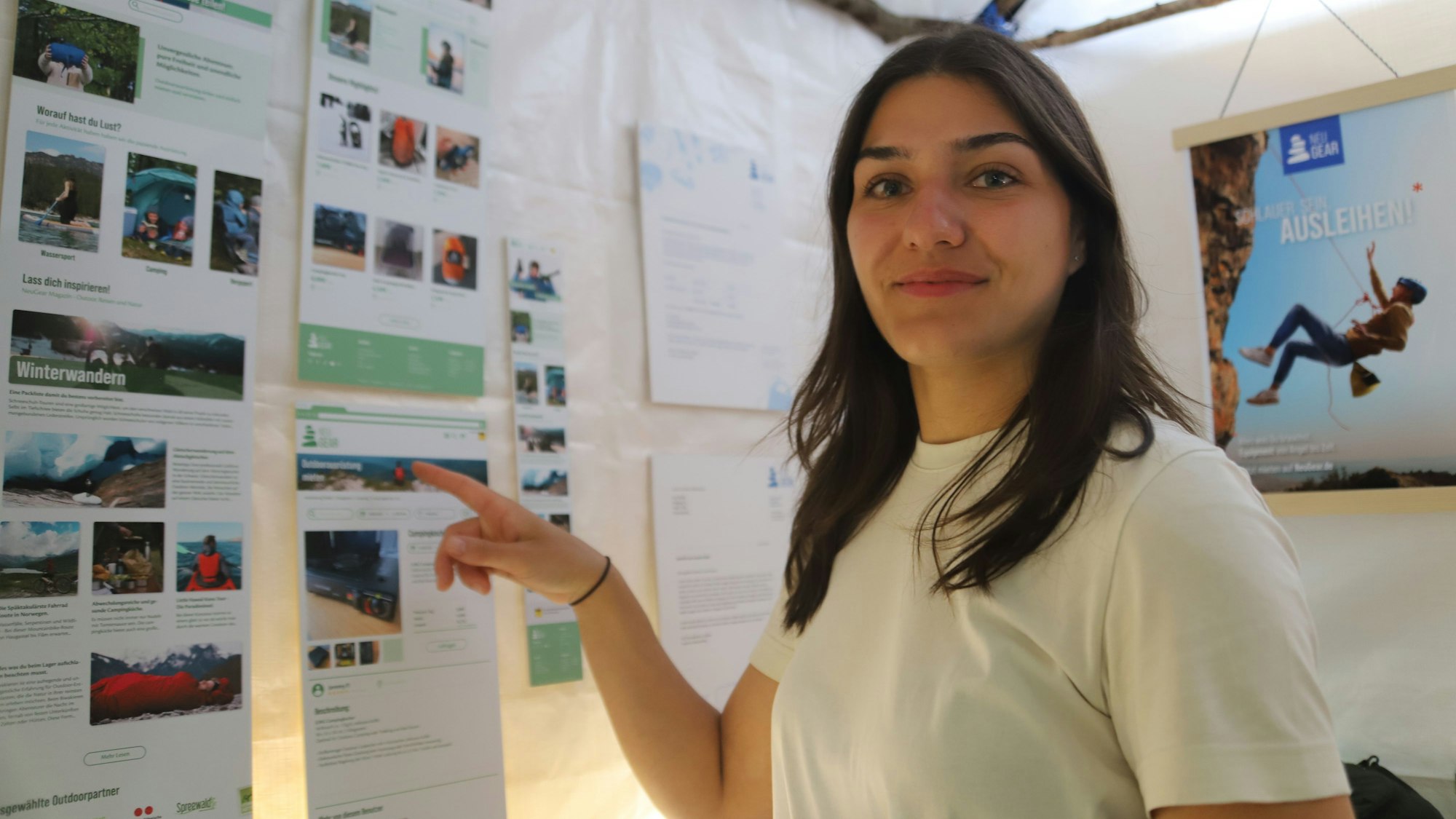 Antonia Wieschollek zeigt auf Ausdrucke ihrer Vermarktungsstrategie.