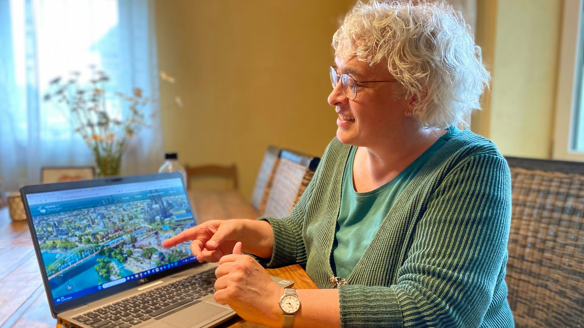 Barbara Lehmann-Detscher, Co-Vorsitzende des Vereins Weilerswist Zero, präsentiert ein KI-generiertes Bild auf ihrem Laptop.