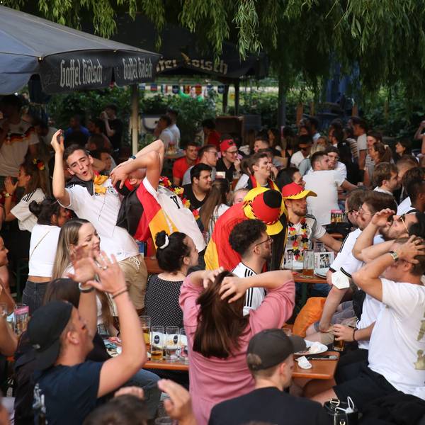 Fans beim Public Viewing im Biergarten am Aachener Weiher.