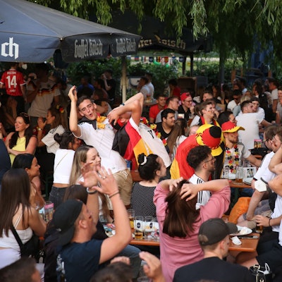 Fans beim Public Viewing im Biergarten am Aachener Weiher.