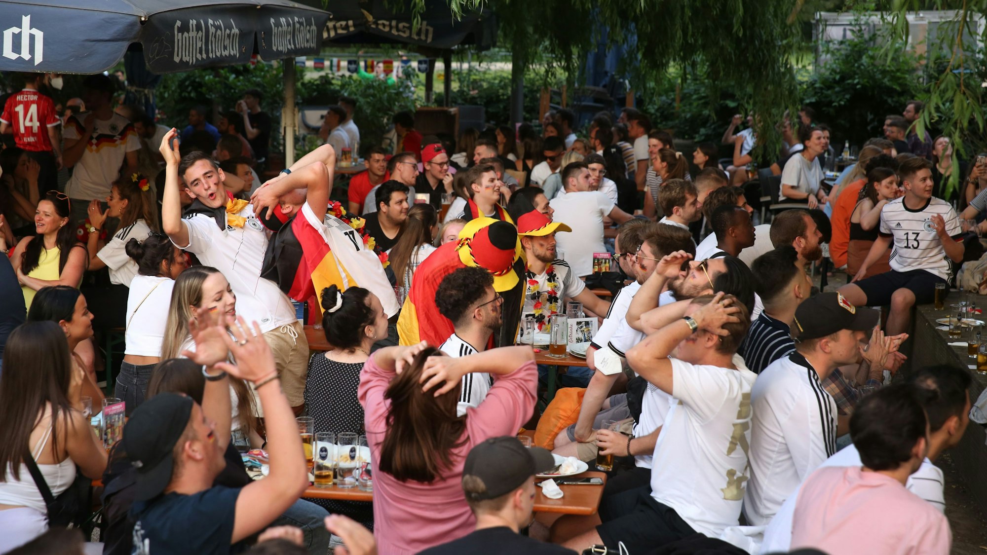 Fans beim Public Viewing im Biergarten am Aachener Weiher.