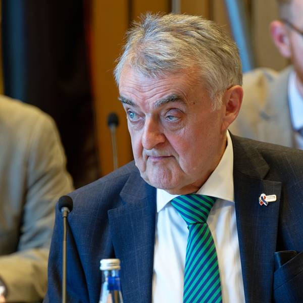 Herbert Reul, Innenminister des Landes Nordrhein-Westfalen (CDU), beantwortet Fragen bei der Sondersitzung des Innenausschusses im Landtag von NRW. Der prominente Politiker rückte im Zusammenhang mit Ermittlungen um Einschleusungen wohlhabender Ausländer nach Deutschland in den Fokus.