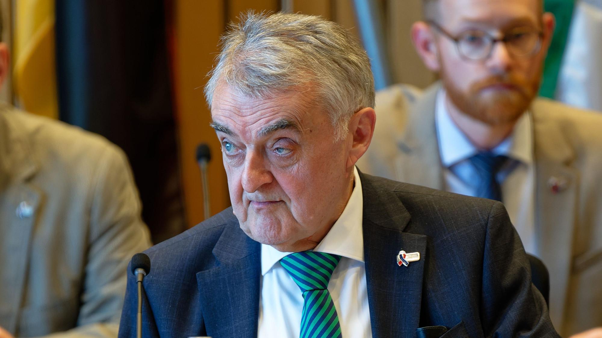 Herbert Reul, Innenminister des Landes Nordrhein-Westfalen (CDU), beantwortet Fragen bei der Sondersitzung des Innenausschusses im Landtag von NRW. Der prominente Politiker rückte im Zusammenhang mit Ermittlungen um Einschleusungen wohlhabender Ausländer nach Deutschland in den Fokus.