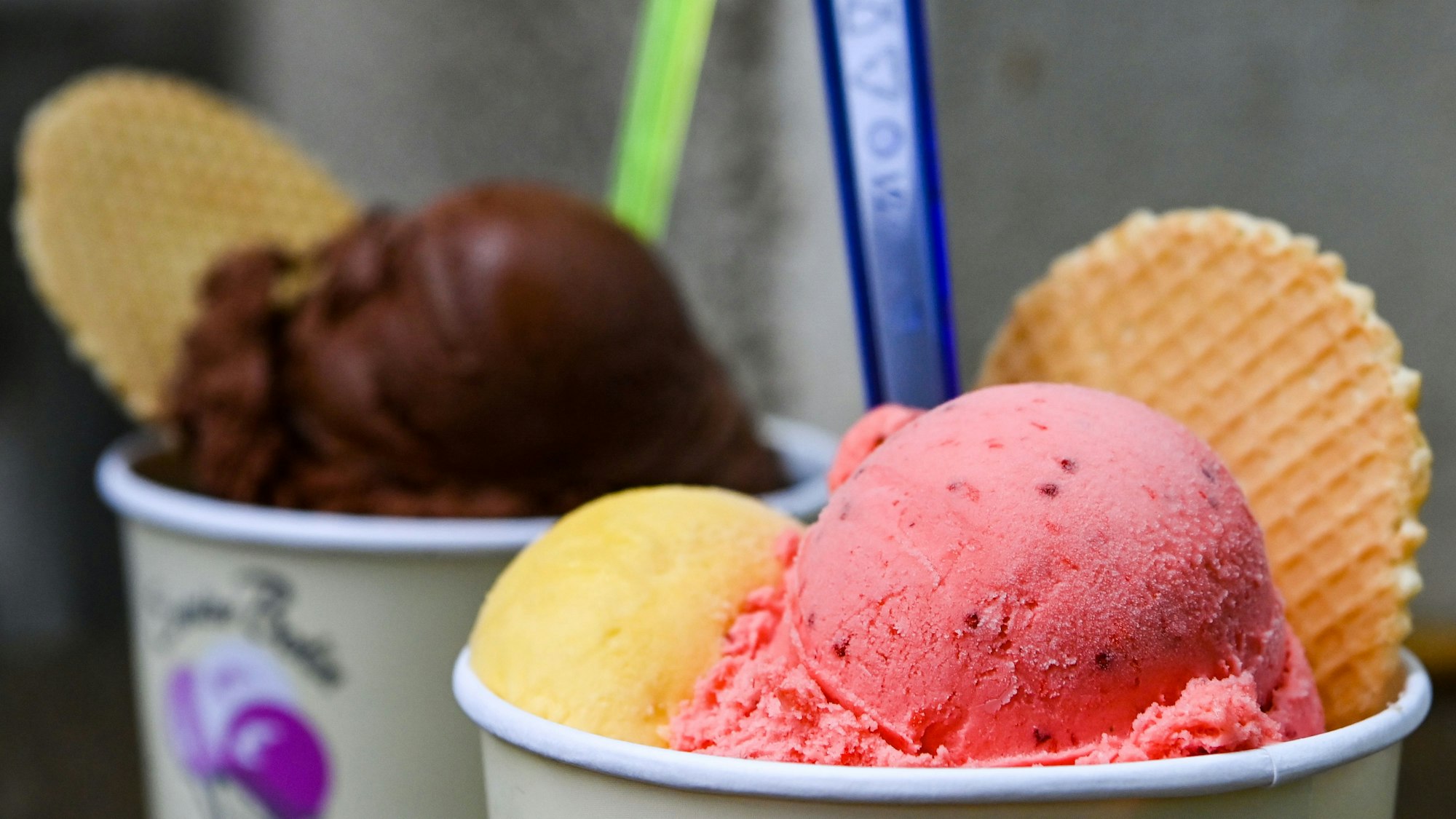 Kugeln verschiedener Sorten Eis.