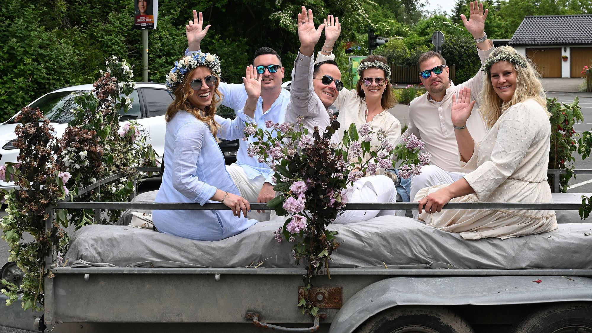 Auf dem Wagen (l.) das Maikönigspaar Janna und Basti Stüber mit ihren Maigrafenpaaren Annika und Mario Müller sowie Jenny Wegner und Manuel Thierfelder.