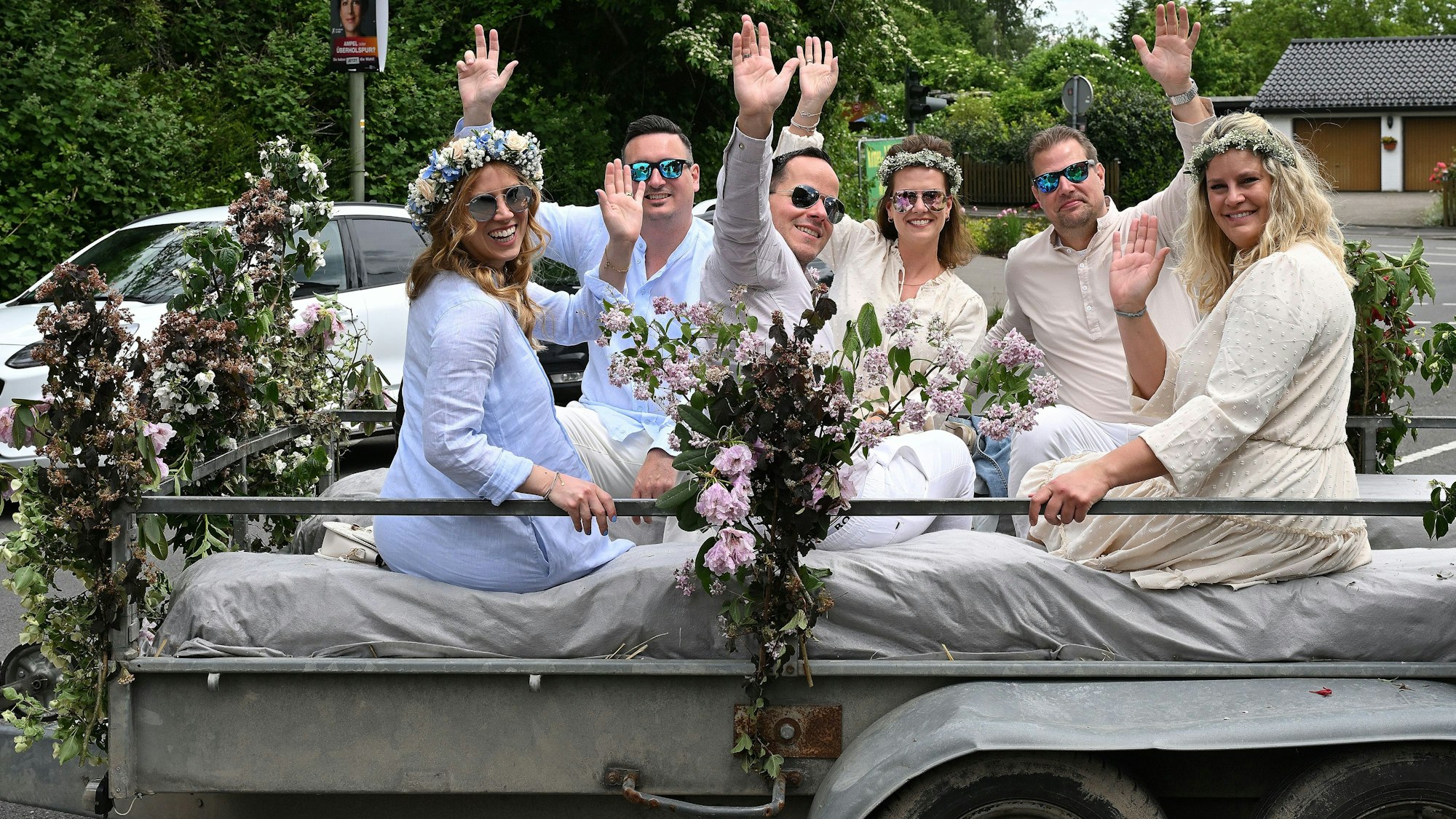Auf dem Wagen (l.) das Maikönigspaar Janna und Basti Stüber mit ihren Maigrafenpaaren Annika und Mario Müller sowie Jenny Wegner und Manuel Thierfelder.