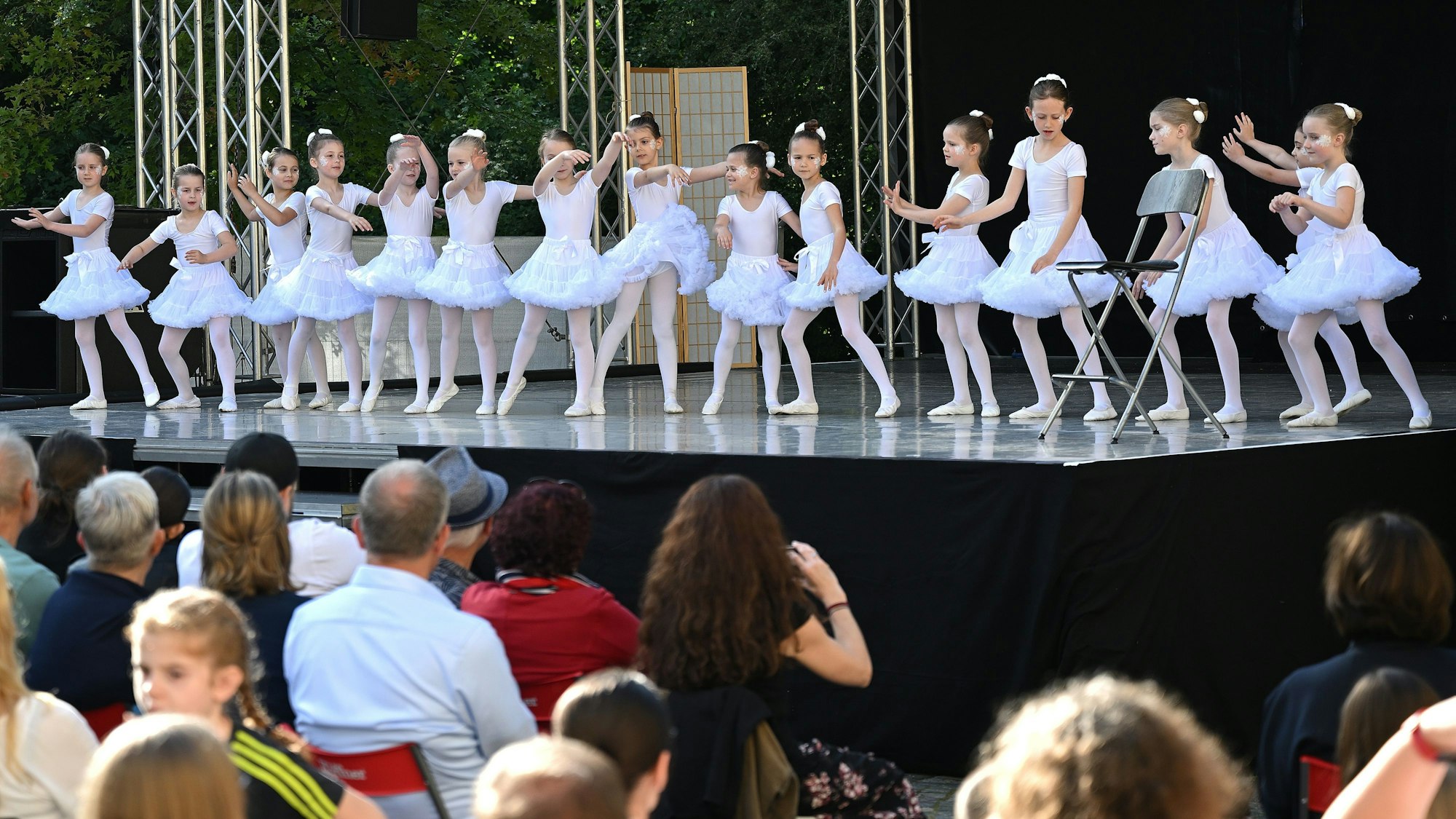 Das Ballettmusical „Eine(r) flog über den Märchenwald“ der Ballettschule Bjerke wurde beim Rösrather Schlossfest auf dem Hof von Schloss Eulenbroich zweimal gezeigt. Populäre Musik, Kabarett oder Comedy gab es in diesem Jahr beim Schlossfest nicht zu sehen.
