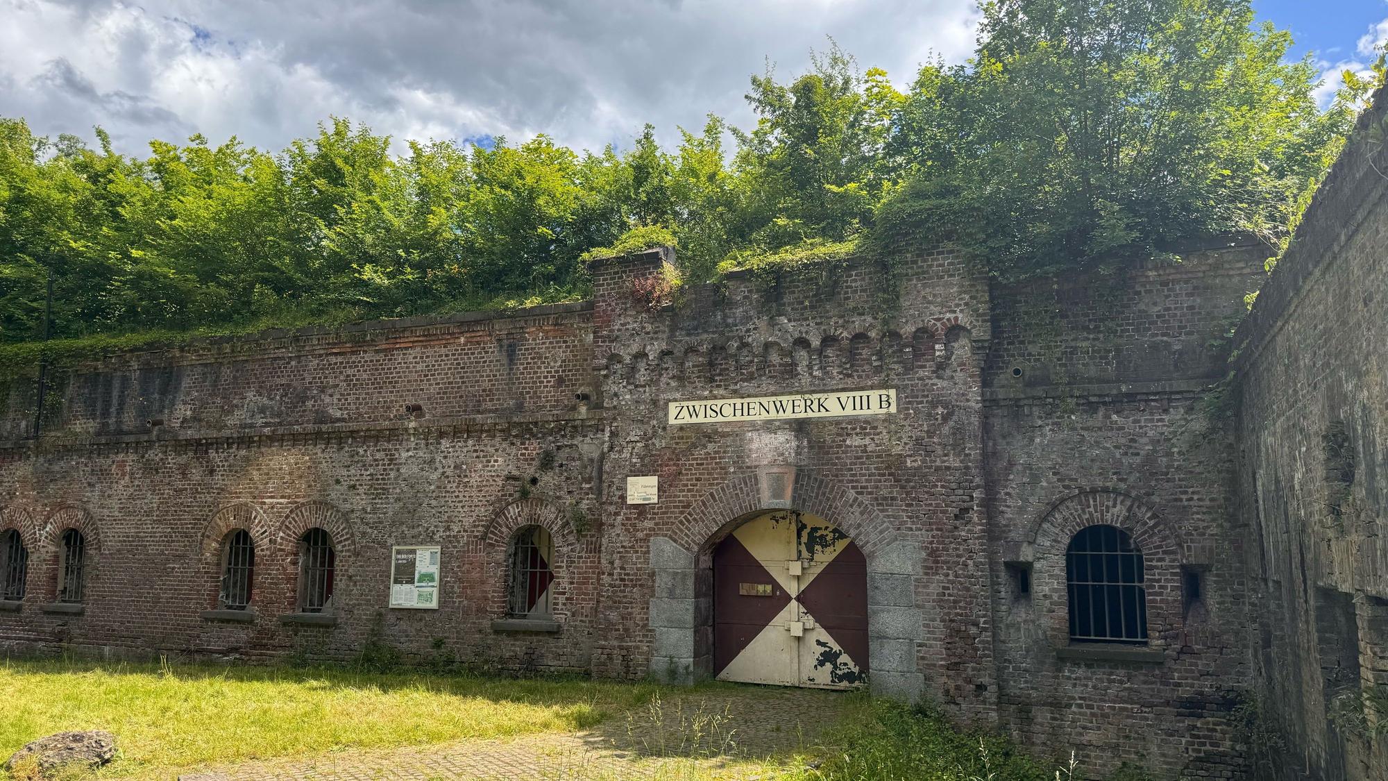 Zu sehen ist das Tor zum Zwischenwerk VIII B in Köln.