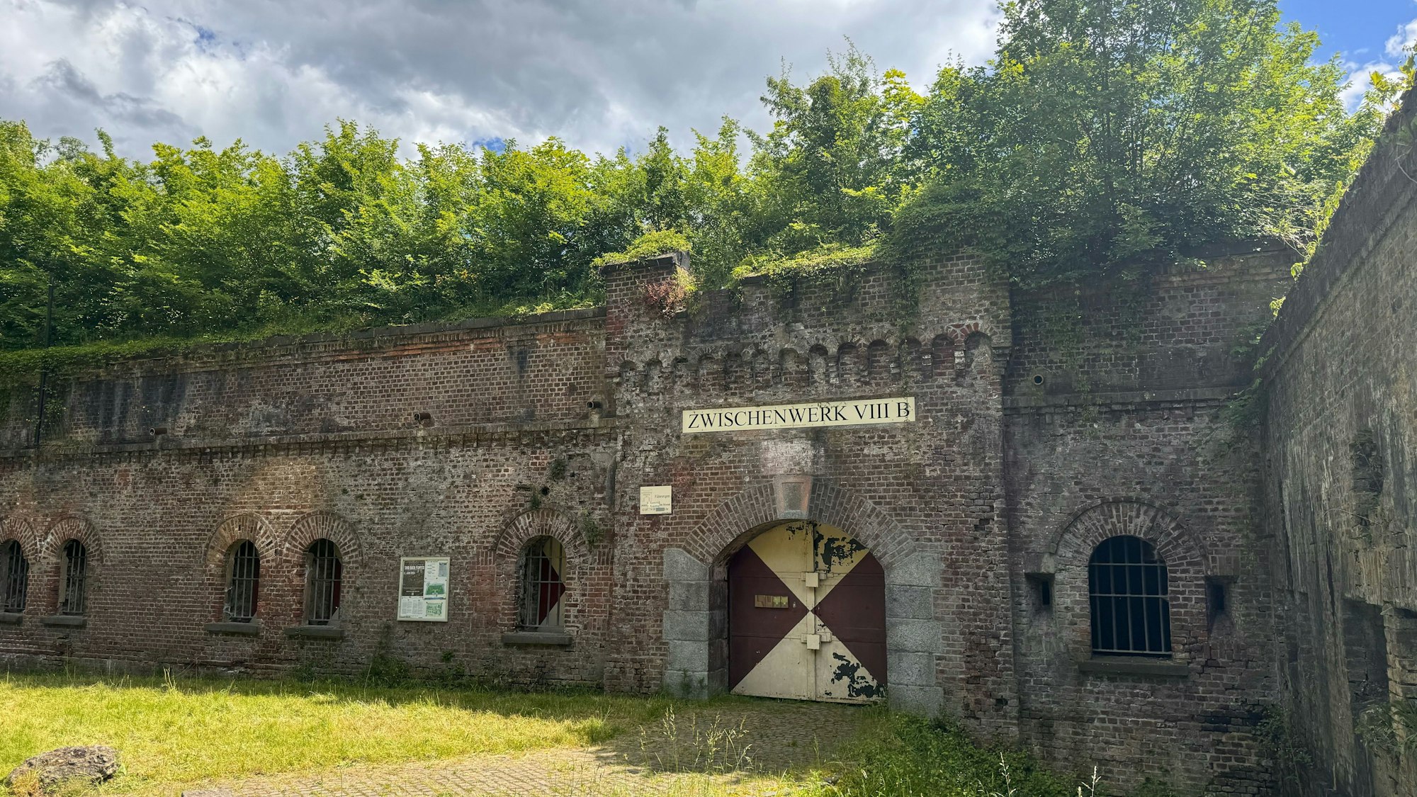 Zu sehen ist das Tor zum Zwischenwerk VIII B in Köln.