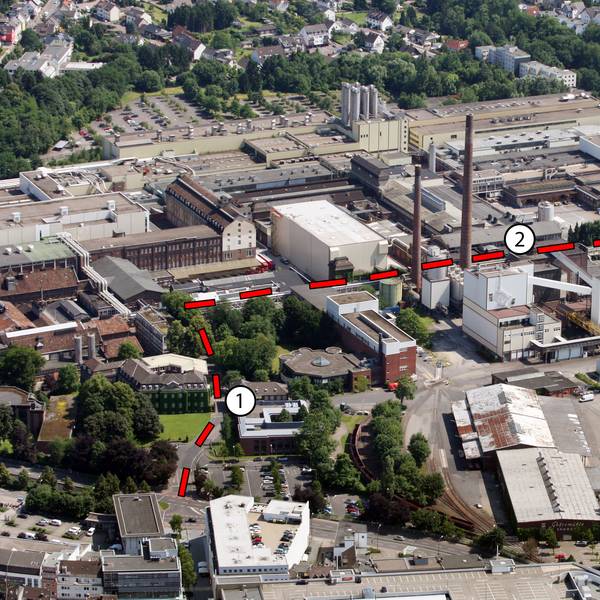 das Zanders-Areal aus der Vogelperspektive von einem Flugzeug aus gesehen. Eingezeichnet ist die am 25. Mai 2024 freigegebene Straße über das Gelände.