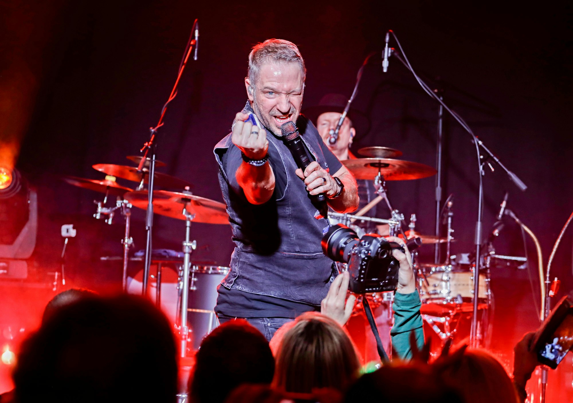 Patrick Lück singt auf der Bühne.