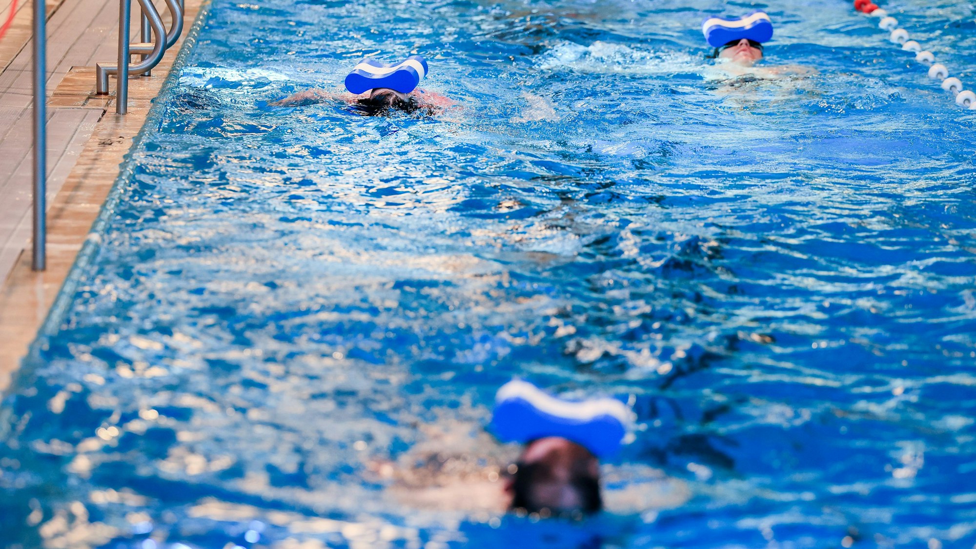 Die Teilnehmenden im Erwachsenen Technikkurs der Kölnbäder machen die Übung Sonnenbrille.