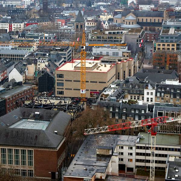 Blick von oben auf das Historische Museum (links) und das Wallraf-Richartz-Museum (helle Fassade in der Mitte).