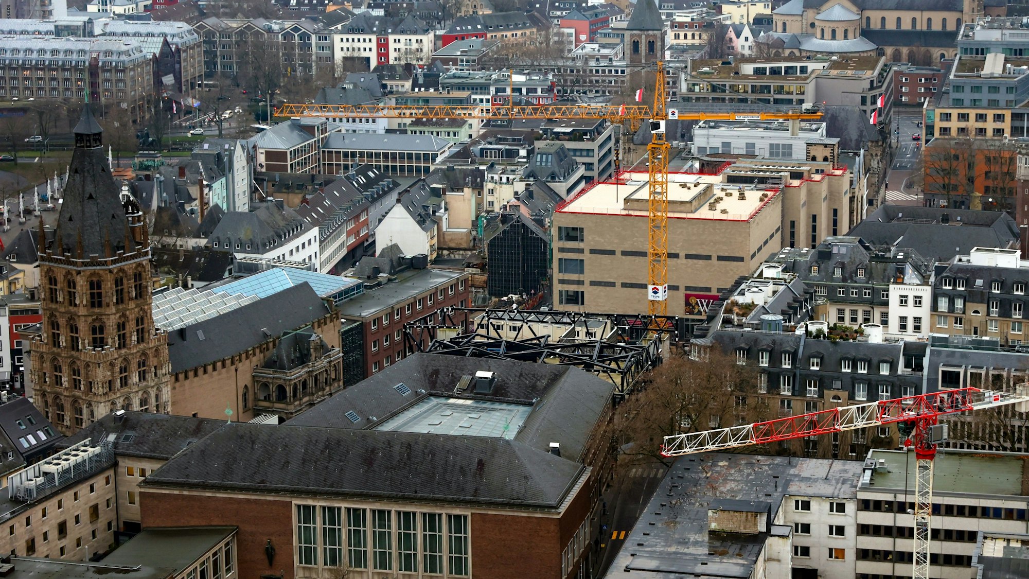 Blick von oben auf das Historische Museum (links) und das Wallraf-Richartz-Museum (helle Fassade in der Mitte).