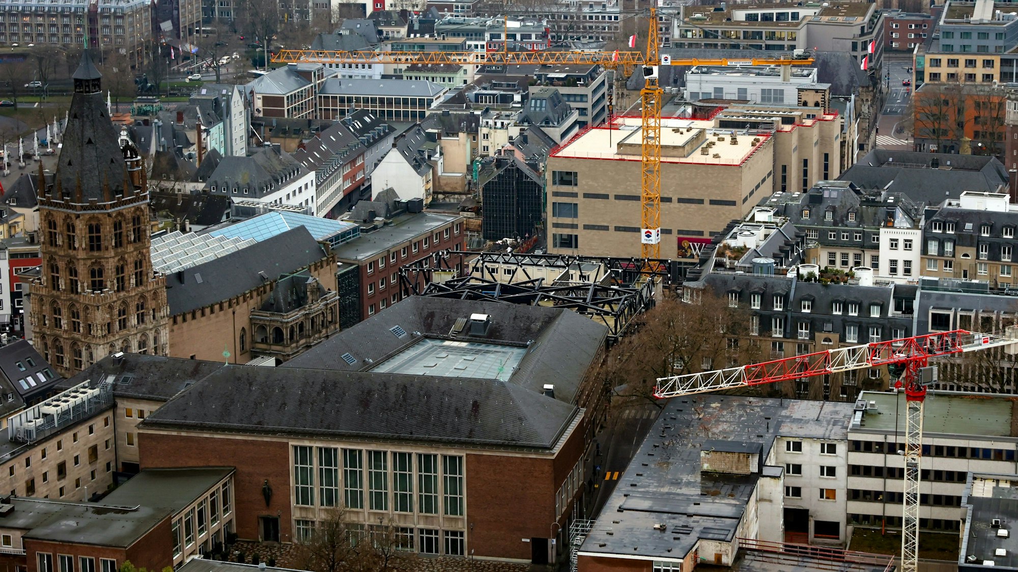 Blick auf das Wallraf-Richartz-Museum (heller Bau hinter dem Baukran). Die Erweiterungsfläche befindet sich links neben dem Gebäude. Der Kran gehört zur Baustelle des Jüdischen Museums.