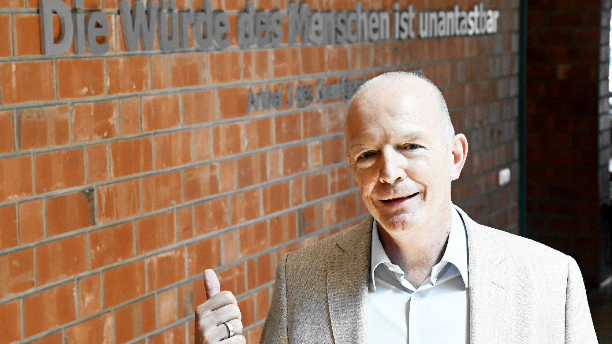 Artikel 1 des Grundgesetzes als Leitmotiv der Schule.