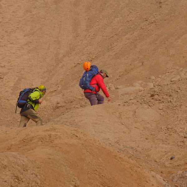 Zwei Mitglieder der Rettungskräfte steigen den Berg Cerro de las Tres Marias, wo eine junge Deutsche vermisst wurde. Die 19-Jährige war von einer Wanderung auf den Berg nicht zurückgekehrt.
