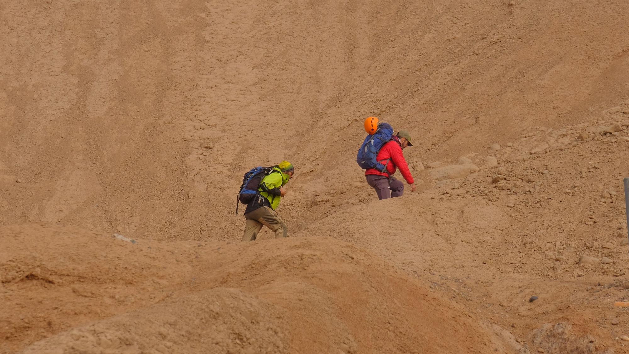 Zwei Mitglieder der Rettungskräfte steigen den Berg Cerro de las Tres Marias, wo eine junge Deutsche vermisst wurde. Die 19-Jährige war von einer Wanderung auf den Berg nicht zurückgekehrt.