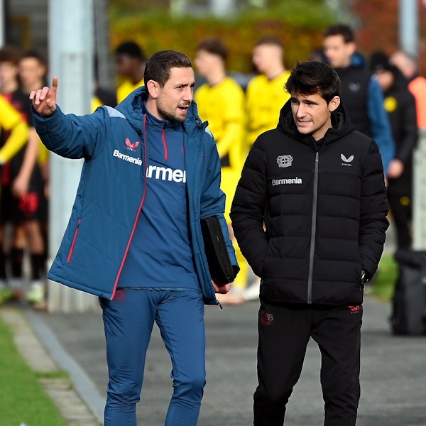 11.11.2023, Fussball-B-Jugend-Bayer 04-Dortmund
links: Co.Tr: Adrian Grümer (Bayer)
rechts: TR: Sergi Coral Runge (Bayer)
Foto: Uli Herhaus