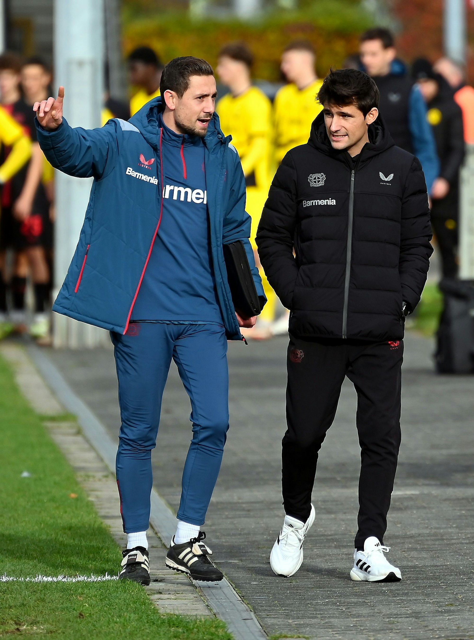11.11.2023, Fussball-B-Jugend-Bayer 04-Dortmund
links: Co.Tr: Adrian Grümer (Bayer)
rechts: TR: Sergi Coral Runge (Bayer)
Foto: Uli Herhaus