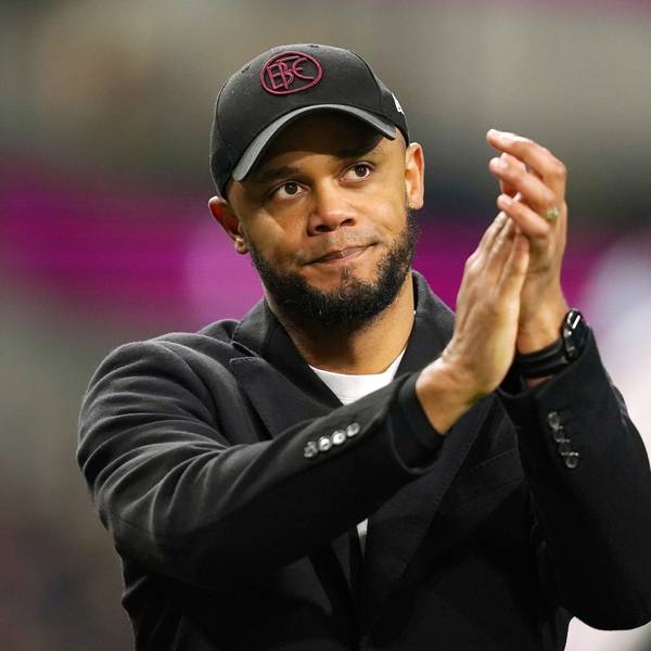 Burnleys Trainer Vincent Kompany applaudiert den Fans nach dem Spiel der englischen Premier League zwischen FC Burnley und Wolverhampton Wanderers im Turf Moor.
