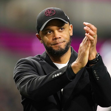 Burnleys Trainer Vincent Kompany applaudiert den Fans nach dem Spiel der englischen Premier League zwischen FC Burnley und Wolverhampton Wanderers im Turf Moor.
