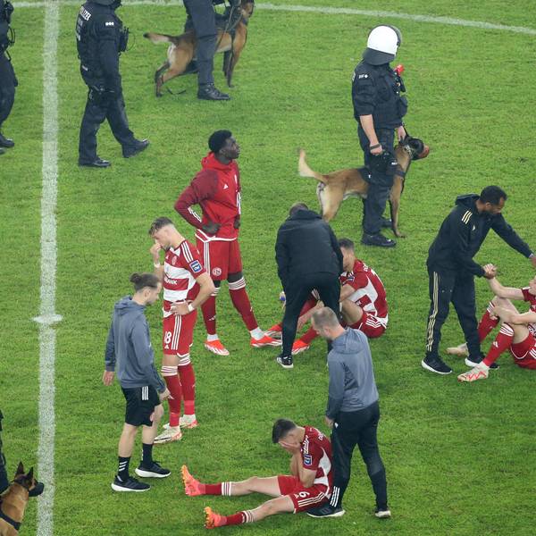 Der Düsseldorfer Trainer Daliel Thioune (r) tröstet seine Spieler.