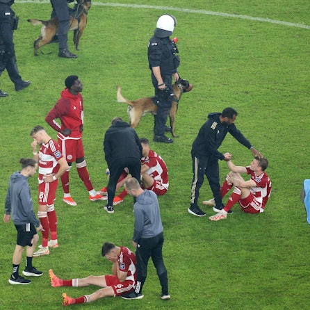 Der Düsseldorfer Trainer Daliel Thioune (r) tröstet seine Spieler.