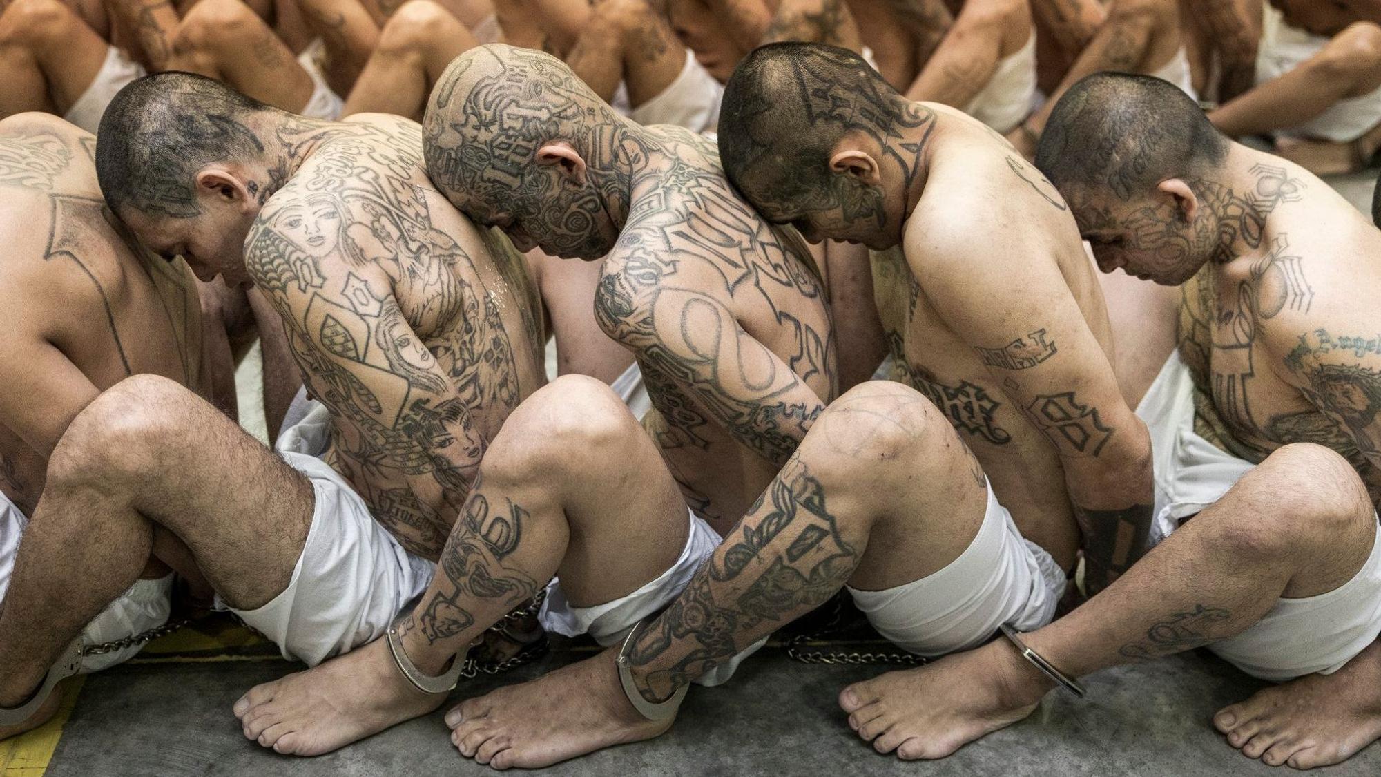 ARCHIV - 15.03.2023, El Salvador, Tecoluca: Auf diesem von der Pressestelle des Präsidenten von El Salvador zur Verfügung gestellten Bild sitzen Insassen, die von den Behörden als Bandenmitglieder identifiziert wurden, auf dem Boden des Gefängnisses für Terrorismus in Tecoluca. (zu dpa: ««Coolster Diktator der Welt» tritt zweite Amtszeit in El Salvador an») Foto: -/AP/dpa +++ dpa-Bildfunk +++