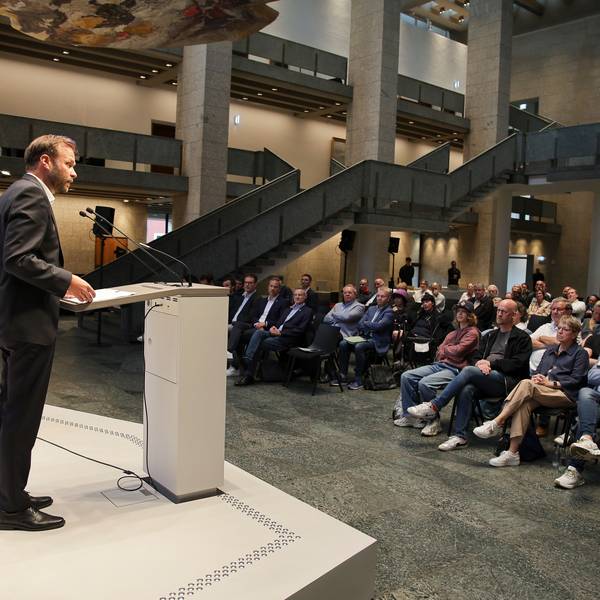 Zu sehen ist Robert Voigtsberger (Beigeordneter für Bildung, Sport der Stadt Köln), der zu Publikum spricht.