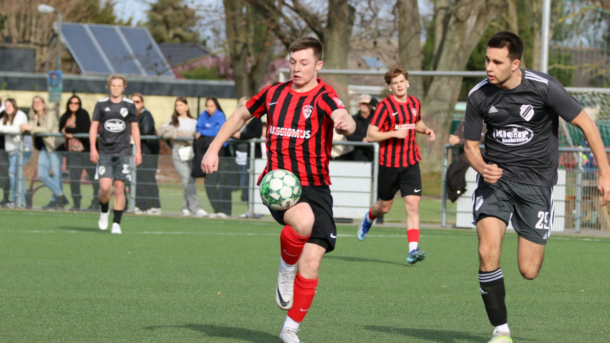 Ben Bungart von der JSG Erft läuft mit dem Ball.