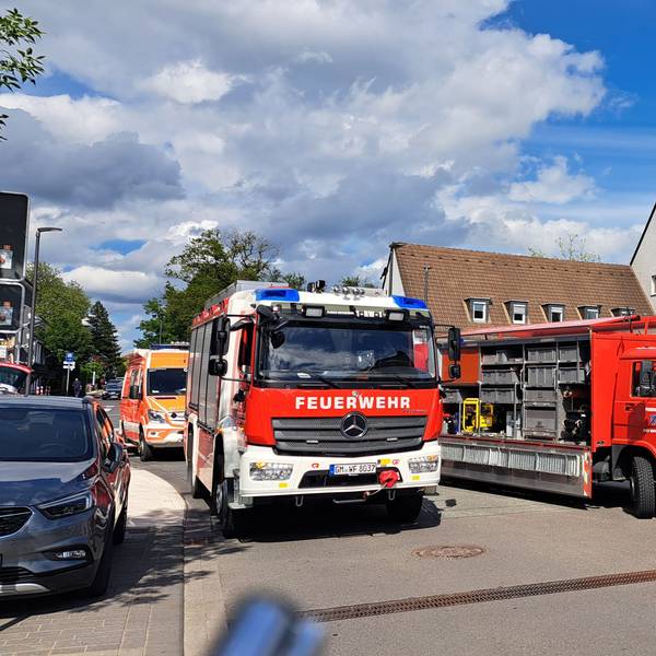 Das Foto zeigt zwei Feuerwehrfahrzeuge in der Lüdenscheider Straße in Wipperfürth