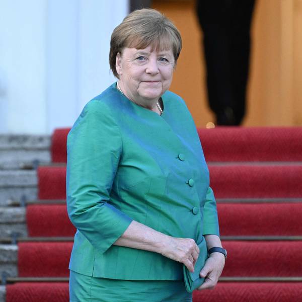 Angela Merkel erschien zum Staatsbankett zu Ehren des Präsidenten von Frankreich Macron komplett in Grün.