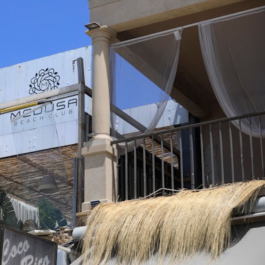 Feuerwehrleute begutachten nach dem Einsturz das Gebäude des Medusa Beach Club an der Playa de Palma auf Mallorca.