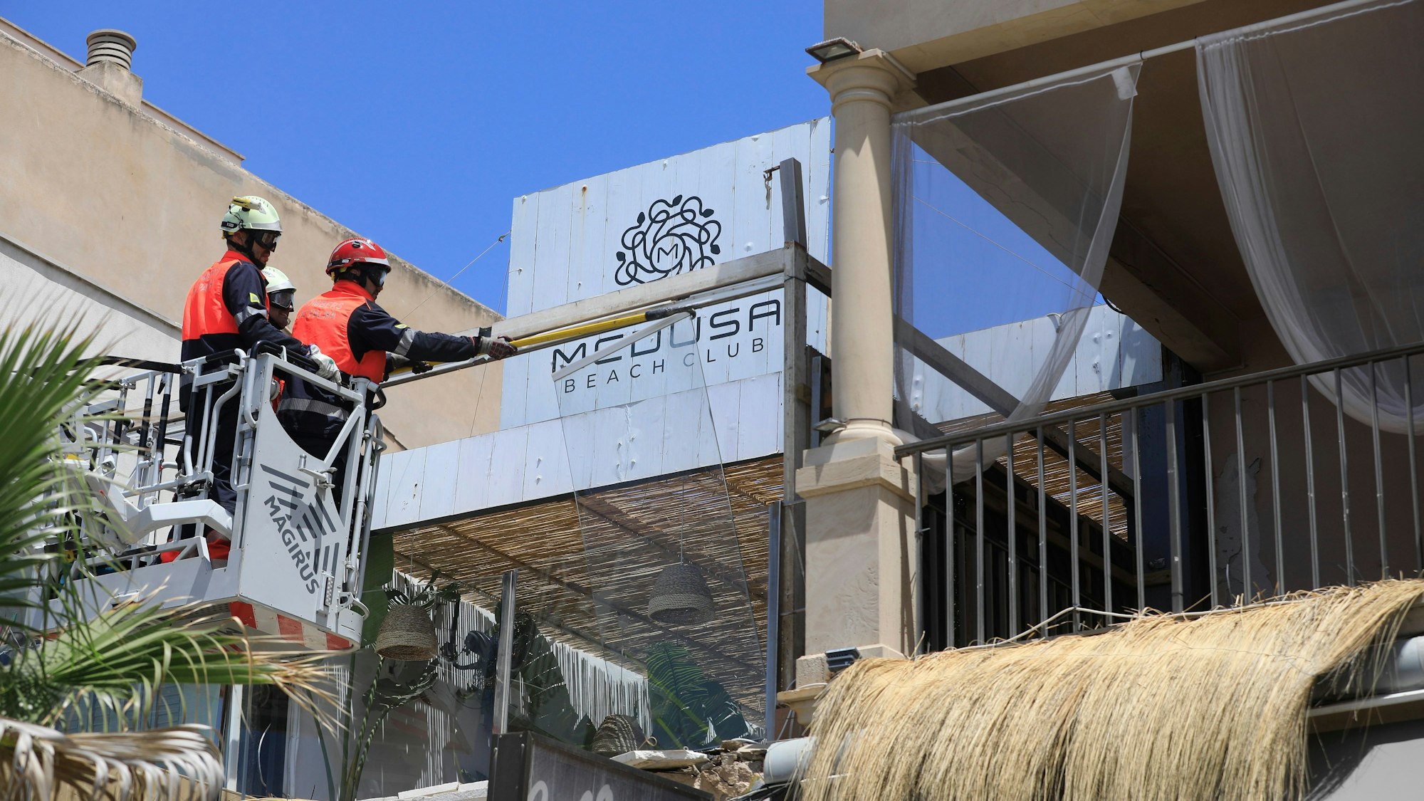 Feuerwehrleute begutachten nach dem Einsturz das Gebäude des Medusa Beach Club an der Playa de Palma auf Mallorca.
