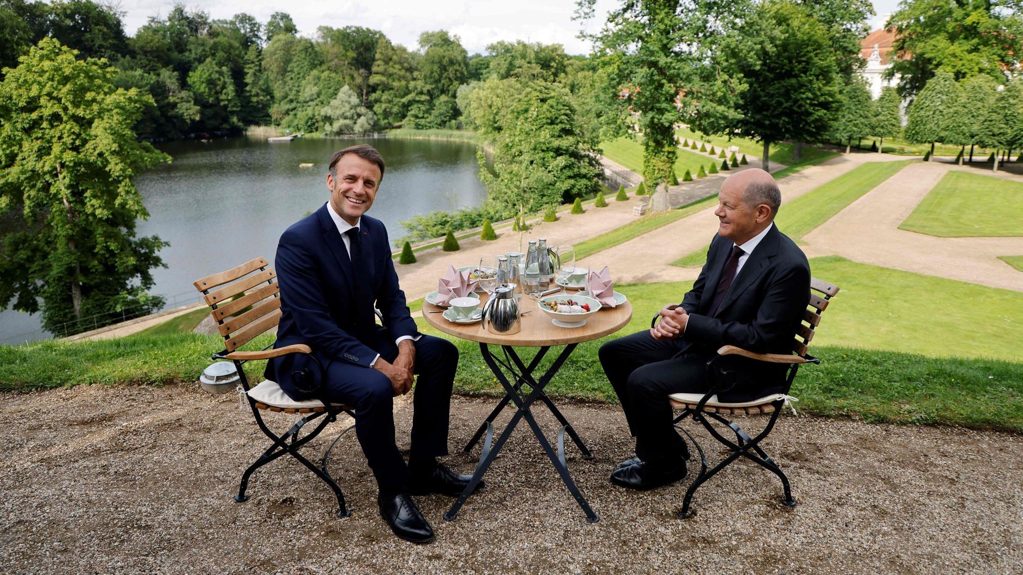 Bundeskanzler Olaf Scholz (R) trifft sich am 28. Mai 2024 mit Frankreichs Präsident Emmanuel Macron auf Schloss Meseberg in Ostdeutschland.