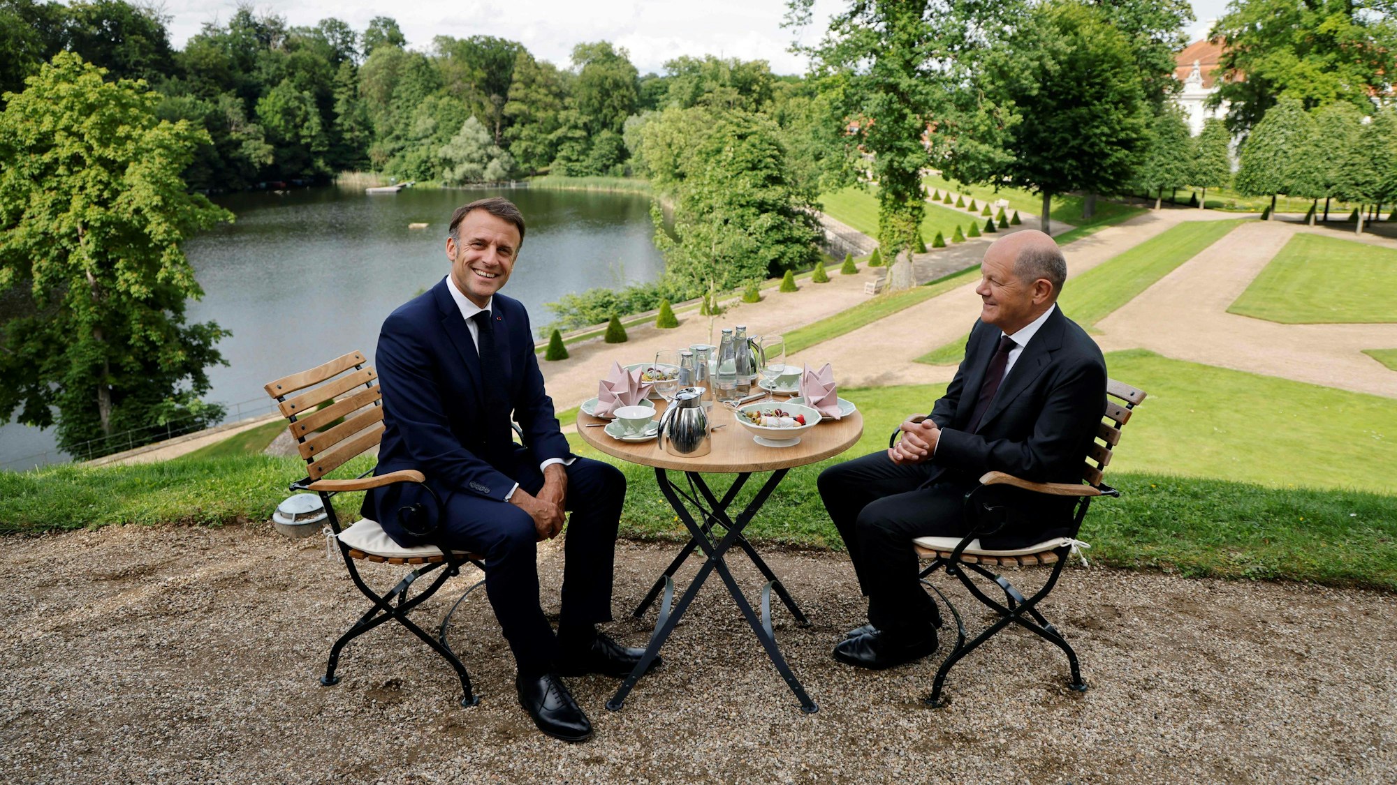 Bundeskanzler Olaf Scholz (R) trifft sich am 28. Mai 2024 mit Frankreichs Präsident Emmanuel Macron auf Schloss Meseberg in Ostdeutschland.