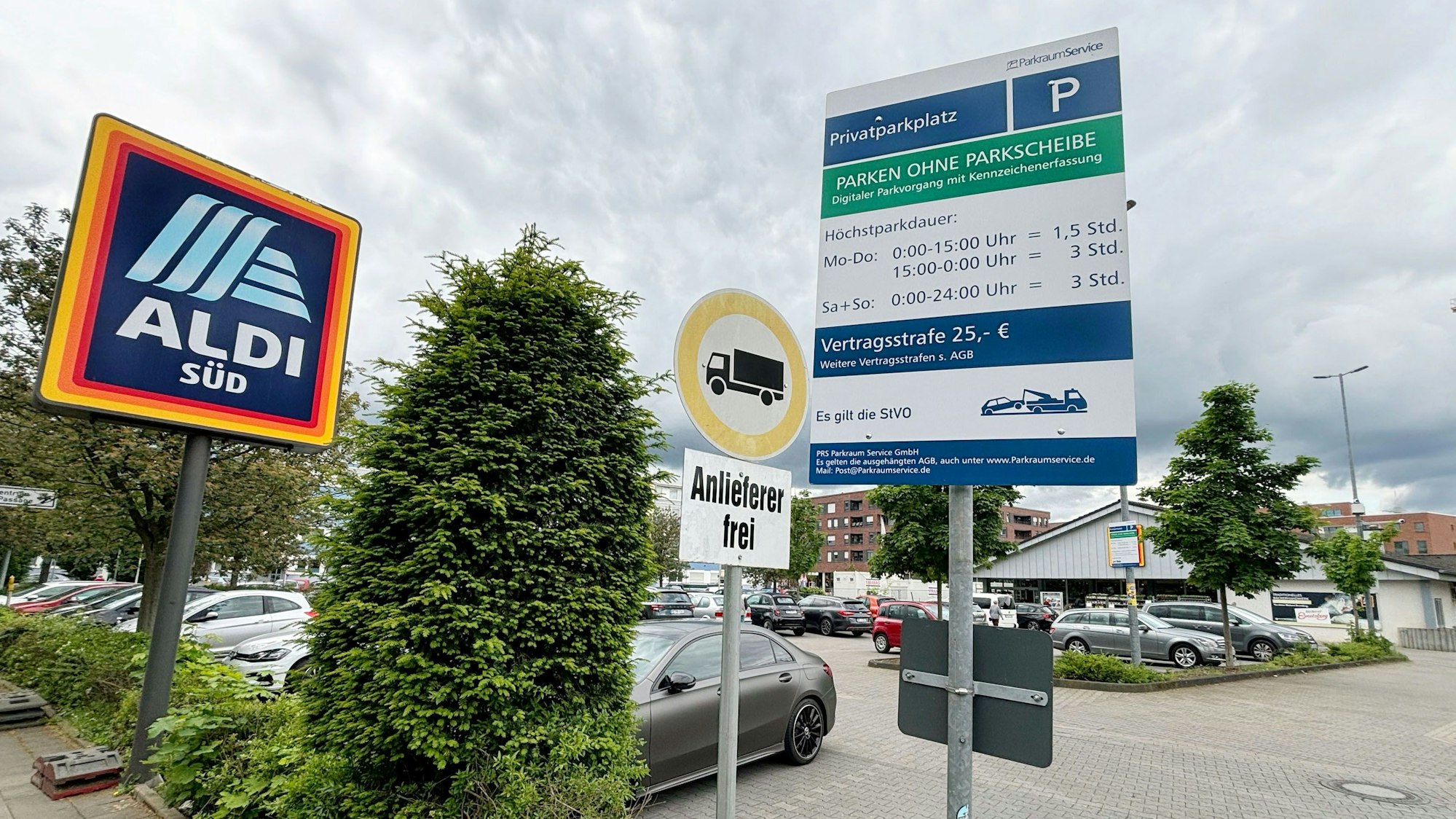 Um den Parkplatz am Aldi in Monheim gibt es Ärger mit der Stadt Monheim.