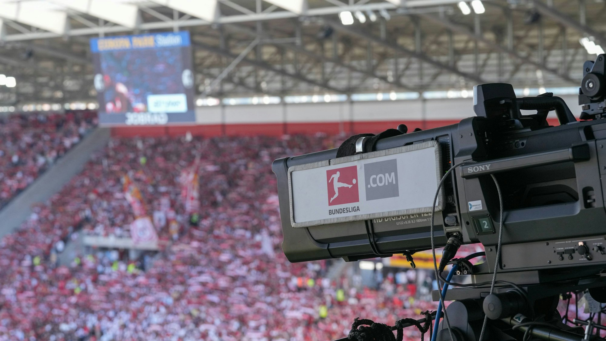 Auswirkungen auf die TV- und Stadionzahlen bahnen sich an: Die Bundesliga verliert nach und nach große Traditionsklubs ans Unterhaus.