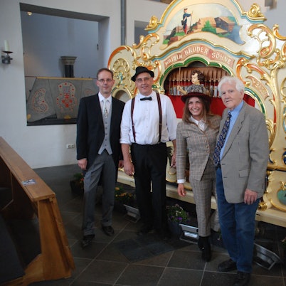 Drei Männer und eine Frau stehen in der Kirche in Zülpich vor der Kirmesorgel. Von links sind Holger Weimbs, Toni Schleifer, Eva Schleifer und Jakob Schleifer zu sehen.