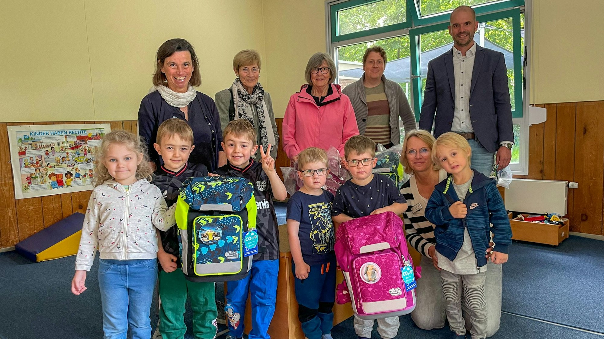 67 Schulranzen übergibt der Kiwanis Club Leverkusen zum Schulstart an bedürftige Kinder (nicht auf dem Bild).