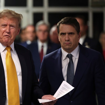 Der ehemalige US-Präsident Donald Trump (l.) neben seinem Anwalt Todd Blanche