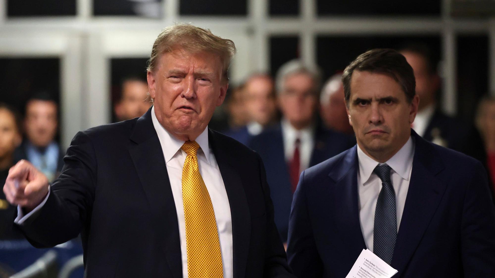 Der ehemalige US-Präsident Donald Trump (l.) neben seinem Anwalt Todd Blanche