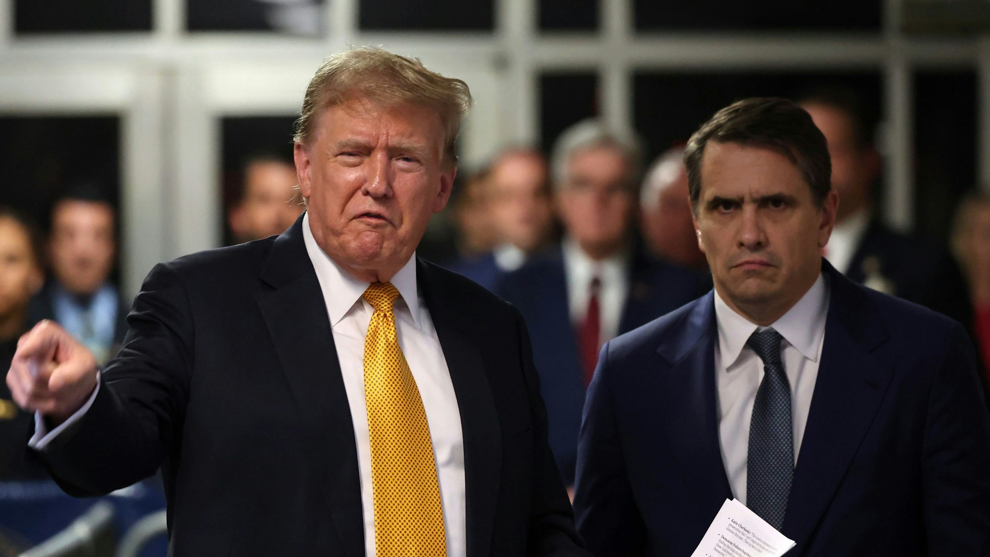 Der ehemalige US-Präsident Donald Trump (l.) neben seinem Anwalt Todd Blanche