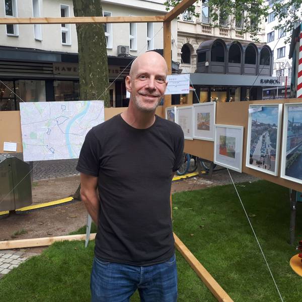 Philipp Kahnert von der Clouth-Nachbarschaftsinitiative „LebeVeedel“ auf dem Polis-Mobility-Camp am Rudolfplatz.